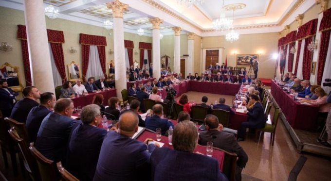 Debate ne Komisionin e Ekonomise: Mosmarreveshje per vendosjen e takses mbi pagen